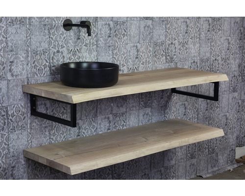 Koupelna se dvěma dřevěnými policemi, černým umyvadlem na desku a baterií před stěnou se vzorem