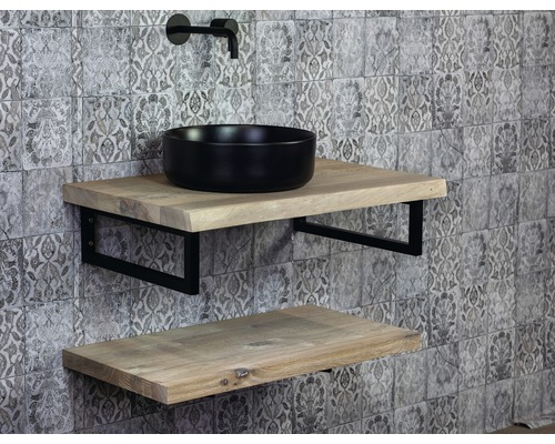 Koupelna s umyvadlem, černým umyvadlem na desku, dvěma dřevěnými policemi a baterií před zdí se vzorem