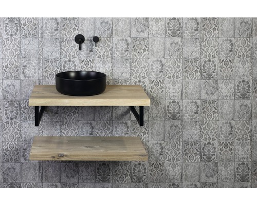 Moderní koupelna s umyvadlem, policemi a vzorovanými obklady