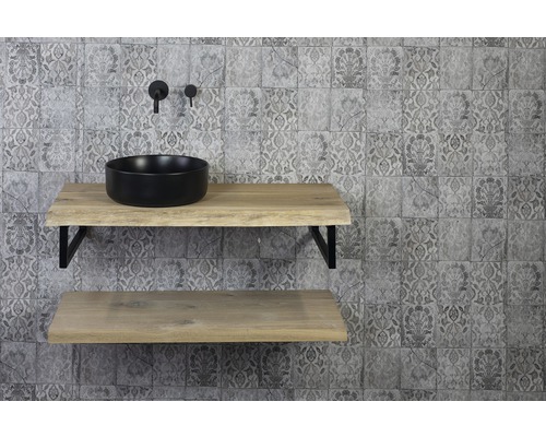 Koupelna s umyvadlem na dřevěných policích a vzorovanou obkládačkou