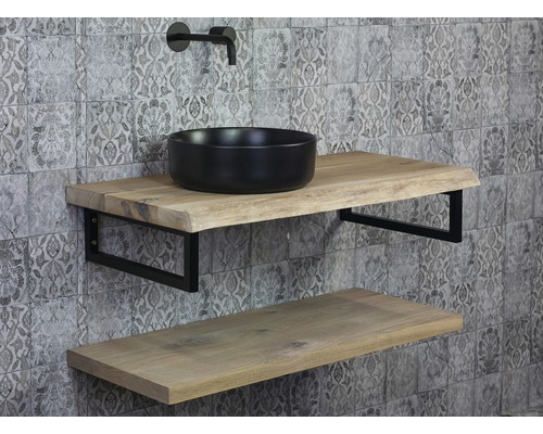 Koupelna s umyvadlem, dřevěnou pracovní deskou a nástěnnou armaturou