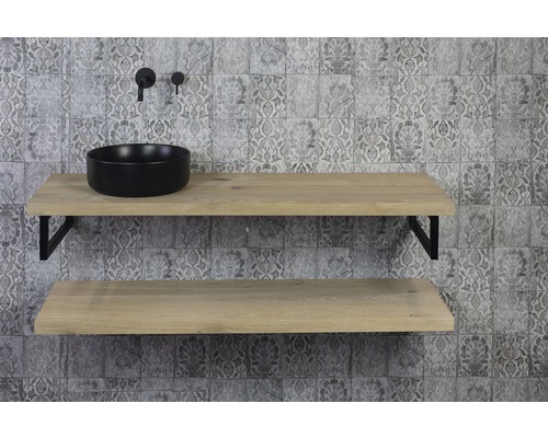 Koupelna s umyvadlem, umyvadlovou mísou a dvěma policemi