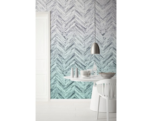 Jídelna s tapetou se vzorem rybí kosti, kulatým stolem a židlemi.