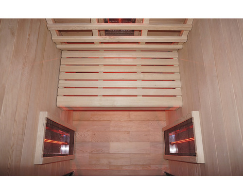 Vnitřní pohled na infračervenou saunu s dřevěnými stěnami a infračervenými zářiči