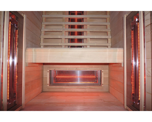 Vnitřní pohled na infračervenou saunu s dřevěnými lavicemi a infračervenými zářiči
