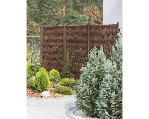 Zahradní scéna s pleteným plotem jako zástěnou