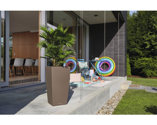 Terasa s květináčem, stolem a hračkami