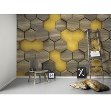 Scéna s tapetou imitující dřevo v šestiúhelníkovém designu, židlí a dekorací
