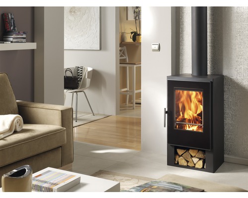 Obývací pokoj s kamny na dřevo a poleny