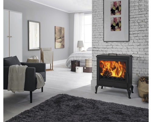 Obývací pokoj s kamny, křeslem a kobercem