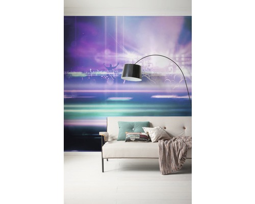 Obývací pokoj s fototapetou s motivem koncertu, pohovkou a obloukovou lampou