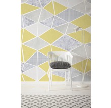 Scéna s geometrickou tapetou, židlí a stojací lampou pro design interiéru