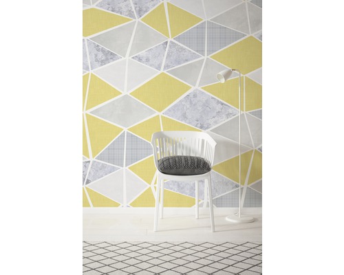 Scéna s geometrickou tapetou, židlí a stojací lampou pro design interiéru