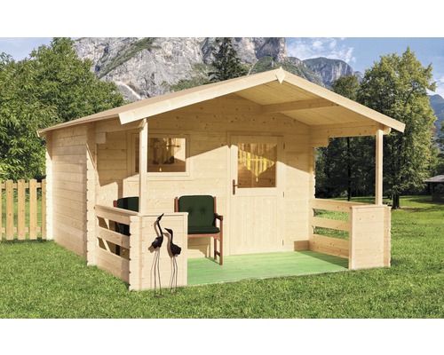 Dřevěný zahradní domek s verandou, oknem a dveřmi na zahradě