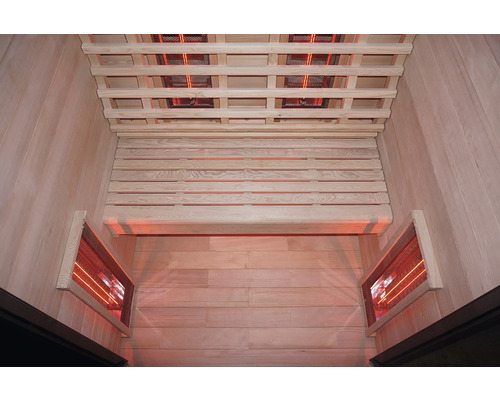 Vnitřní pohled na infračervenou saunu s dřevěným obložením a infračervenými zářiči