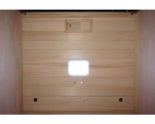 Vnitřní pohled na saunu s dřevěným obložením, ventilací a osvětlením