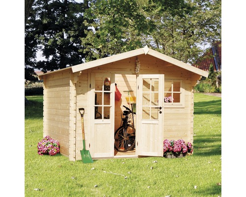 Dřevěný zahradní domek s dvoukřídlými dveřmi, oknem a zahradním nářadím na trávníku