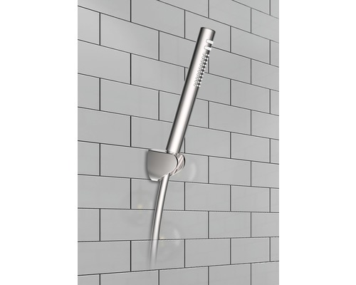 Kovová ruční sprcha s nástěnným držákem před obklady