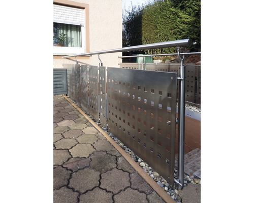 Nerezové zábradlí se čtvercovými výřezy pro ohraničení pozemku