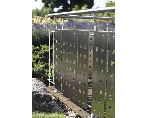 Nerezové zábradlí se čtvercovými výřezy v zahradě