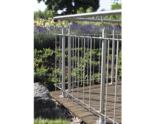 Nerezové zábradlí na dřevěné terase v zahradě