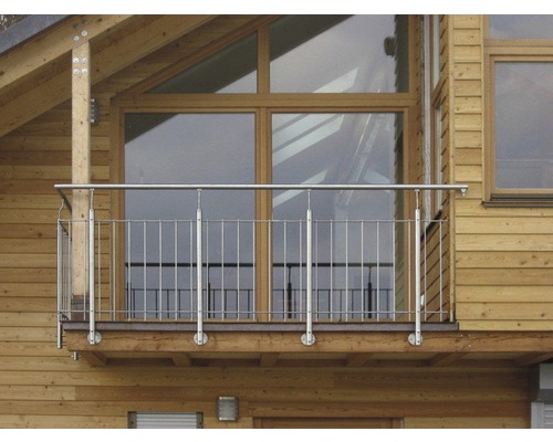 Vnější pohled na balkon s nerezovým zábradlím na dřevěném domě