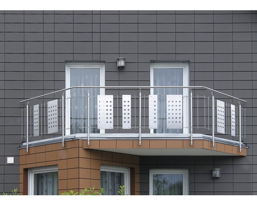 Balkon s nerezovým zábradlím na budově