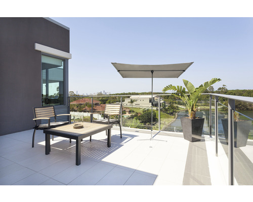 Terasa se sedací soupravou, slunečníkem a květináči