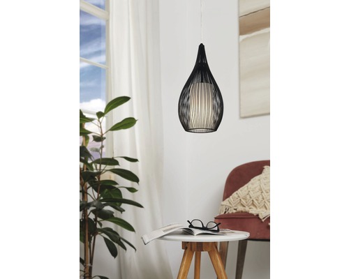 Dekorativní závěsné svítidlo v obývacím pokoji se stolem a židlí