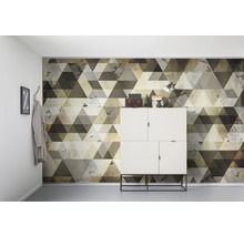 Obývací pokoj s geometrickou trojúhelníkovou tapetou a bílou skříní
