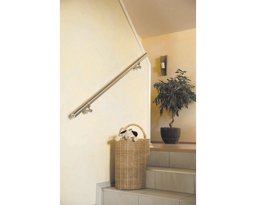 Schodiště s nerezovým madlem a proutěným košem na schodech