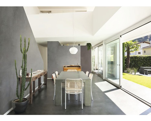 Světlá místnost s jídelním stolem, židlemi a posuvnými dveřmi do zahrady