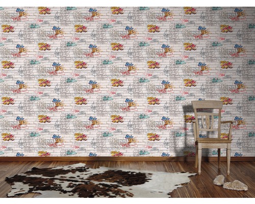 Pokoj s cihlovou tapetou s graffiti designem.