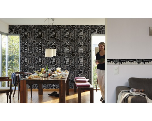 Světlá jídelna s jídelním stolem, židlemi, lavicí a tapetou s motivem New York City.