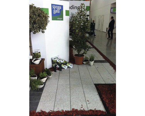 Výstavní stánek s rostlinami, dlažebními kostkami a zeminou