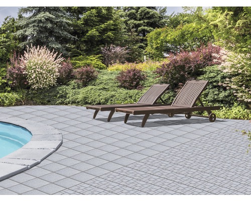 Zahrada s dlažebními kostkami, bazénem a dvěma lehátky