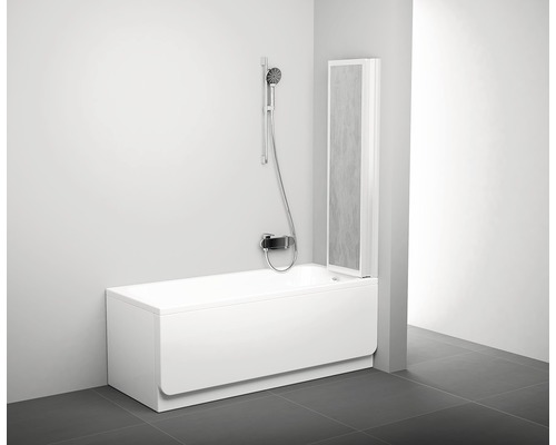 Koupelna s vanou, sprchovou hlavicí a sprchovou zástěnou