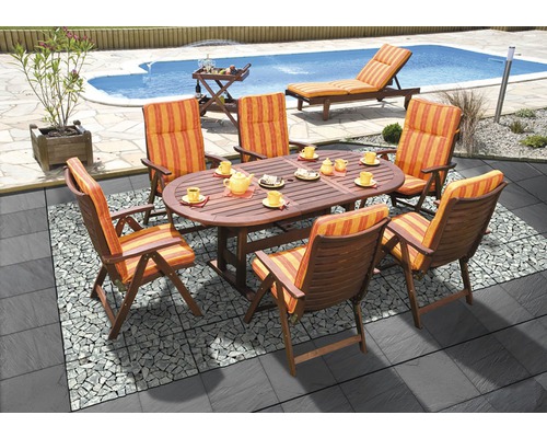 Zahradní scéna s oválným dřevěným stolem, šesti židlemi s pruhovanými podložkami, bazénem a lehátkem