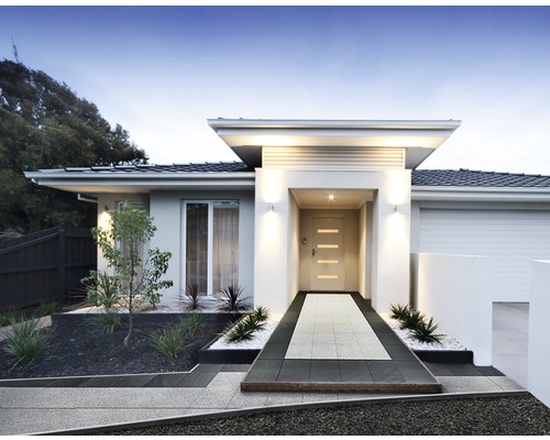 Moderní dům s dlážděnou cestou ke vchodu