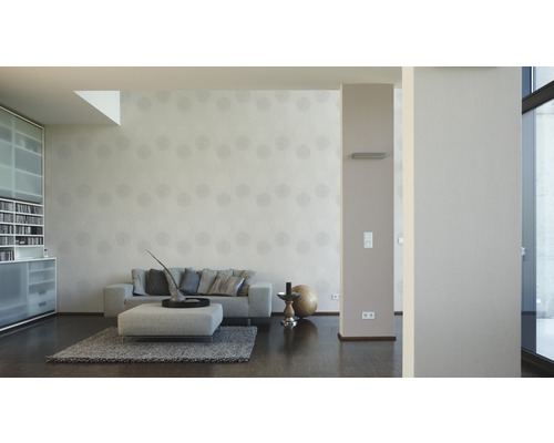 Obývací pokoj s pohovkou, kobercem a vzorovanou tapetou