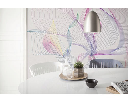 Jídelna s tapetou s abstraktním vzorem čar, stůl a závěsné svítidlo