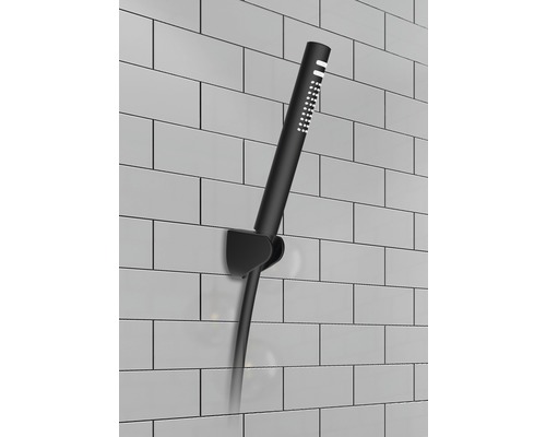 Černá ruční sprcha s držákem na obkládané stěně