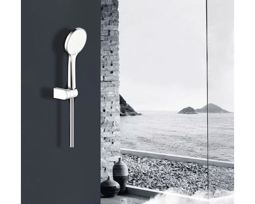 Ruční sprcha s hadicí namontovaná na zdi