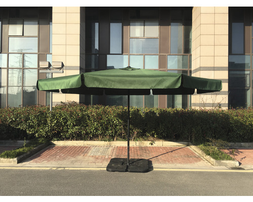 Čtvercový zahradní slunečník se stojanem na dlažebních kostkách