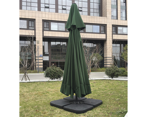 Zavřený zahradní slunečník se stojanem na trávníku