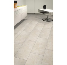 Interiér s podlahovými dlaždicemi, komodou a stolem