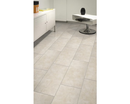 Interiér s podlahovými dlaždicemi, komodou a stolem