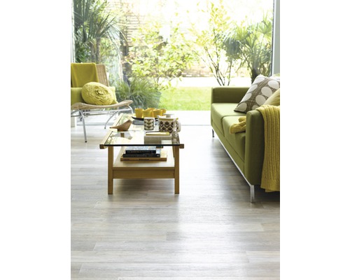 Světlý obývací pokoj s pohovkou, křeslem, konferenčním stolkem a podlahou