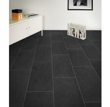 Pohled do místnosti s tmavou podlahovou dlažbou