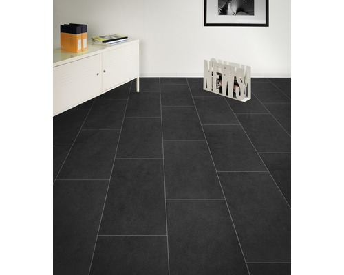 Pohled do místnosti s tmavou podlahovou dlažbou